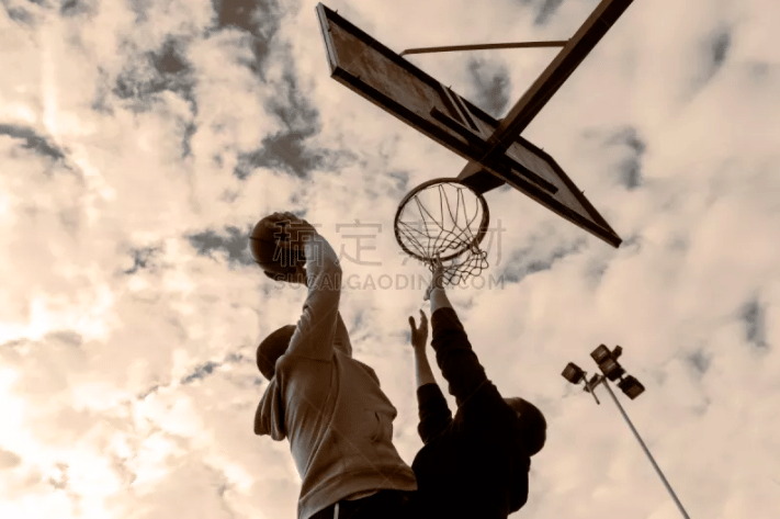 巴萨的丢球方式总是千篇一律…前锋速度也不用特别快，克纳夫这次只有32km／h